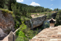 Escaleras desde terraza con vistas a la cascada